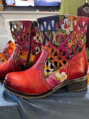 🦄 Dromedaris Coral Floral Cutout Leather Ankle Boots - Women's 39/8.5